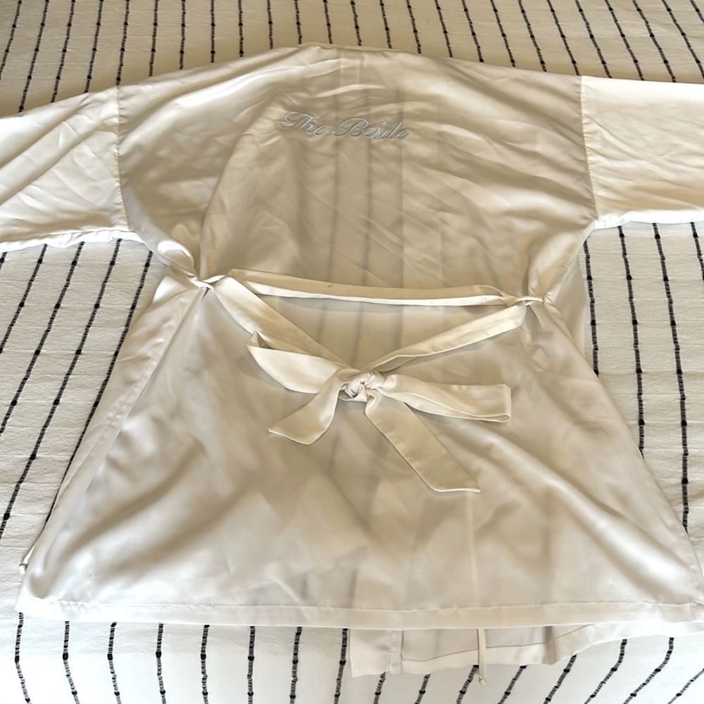 The Bride short getting ready robe only worn once in good condition size XL